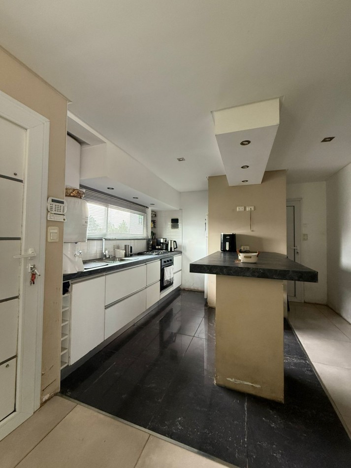 VENTA DE CASA DE 3 AMBIENTES EN BARRIO LAS LOMAS