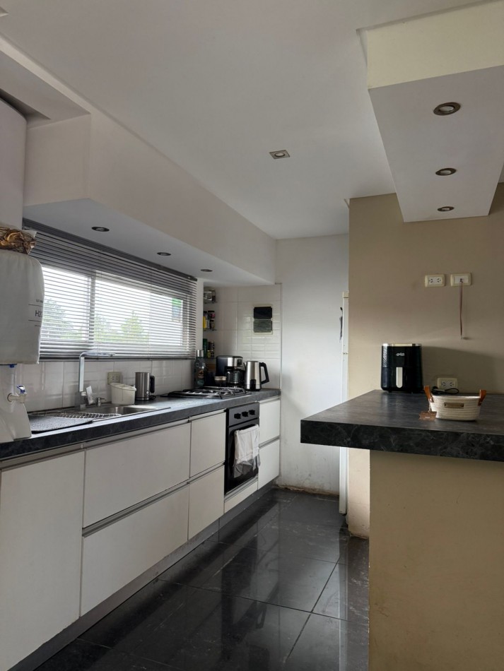 VENTA DE CASA DE 3 AMBIENTES EN BARRIO LAS LOMAS