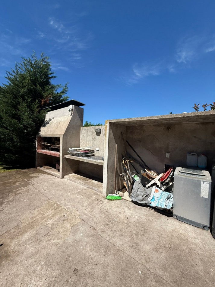 VENTA DE CASA DE 3 AMBIENTES EN BARRIO LAS LOMAS