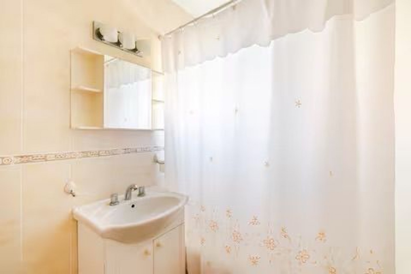 Se alquila departamento de 4 ambientes 