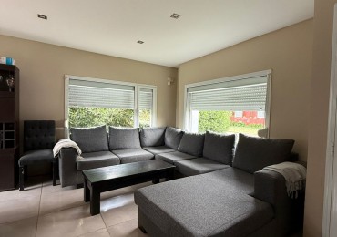 VENTA DE CASA DE 3 AMBIENTES EN BARRIO LAS LOMAS